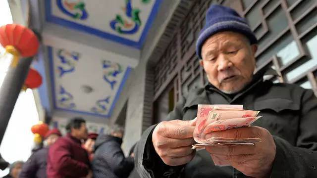 退休后養(yǎng)老金怎么算，養(yǎng)老金會(huì)變少嗎？專家是這么說的